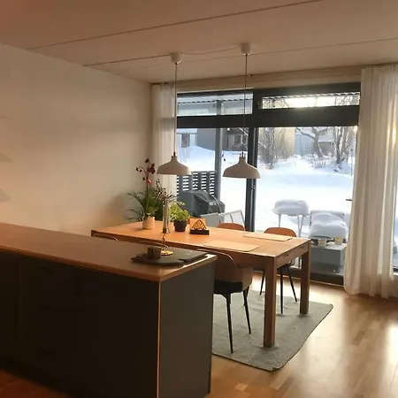 3-roms Leilighet Pa 85 Kvm, Midt I By Apartmán